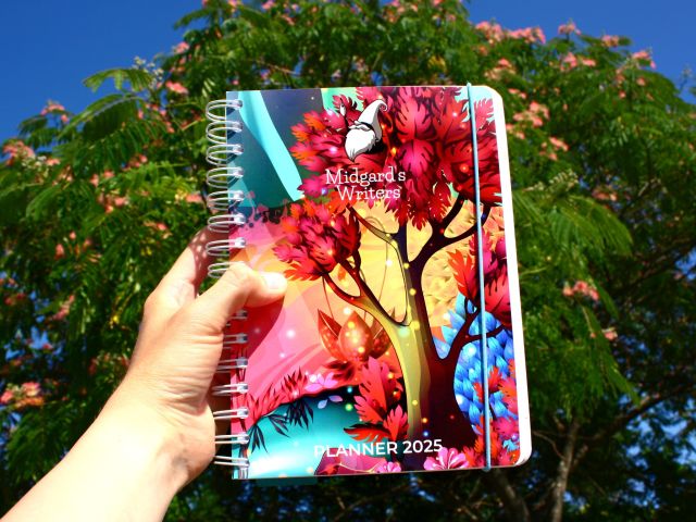 ☀️ Midgard’s Writers prend ses vacances ! ☀️
.
🌏 Le stage d’écriture « Création de Fantasy et de science-fiction » vient de se terminer (merci d’avoir été encore si nombreux à vous inscrire, le groupe était complet !), et les ateliers et services éditoriaux sont maintenant en pause pour l’été.
.
📚 Je ne vais pas tout à fait m’arrêter de travailler cette année, parce que je n’ai pas pu avancer aussi vite que d’habitude et il me reste donc des choses à préparer pour la rentrée prochaine, mais je vais quand même beaucoup ralentir le rythme.
.
👉 Je vous rappelle qu’il y aura une nouvelle session du stage d’écriture ados « Création d’univers de Fantasy et science-fiction » du 25 au 29 août, de 17 h 30 à 19 h 30. Vous pourrez retrouver toutes les informations à ce sujet via le linktree dans la bio.
.
✒️ Vous continuerez à trouver sur ce compte des avis de lecture, des exercices et des conseils d’écriture pendant l’été.
.
Bon été à toutes et à tous ! 🤗
.
.
.
#ecrireunehistoire #auteurdebutant #ecrireunlivre #ecrireunroman #devenirecrivain #ecrivaindebutant #writingfiction #écriturecréative #activitecreative #atelierdecriture #vacances